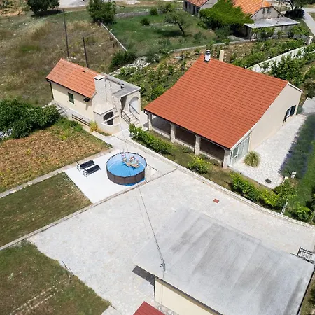 House Runaway Unesic